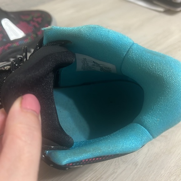 NIKE KYRIE  Size 7Y Sneakers Metallic Sliver Black Blue - YOUTH SIZE - Picture 9 of 10